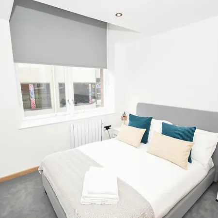 Contemporary 1 Bed In Apartment